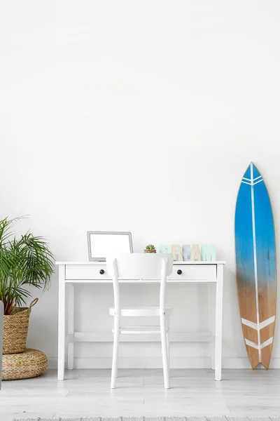 Workplace Modern Laptop Surfboard White Wall Room — Stock Photo, Image