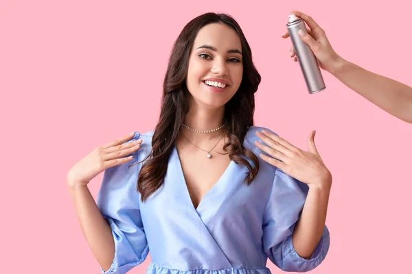 Schöne Junge Frau Und Hand Mit Haarspray Auf Rosa Hintergrund — Stockfoto