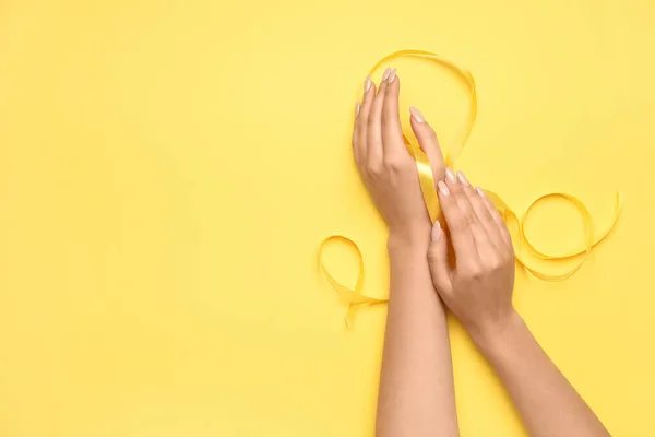 Γυναικεία Χέρια Όμορφο Μανικιούρ Και Κορδέλα Κίτρινο Φόντο — Φωτογραφία Αρχείου