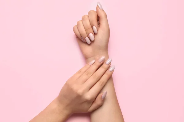 Manos Femeninas Con Hermosa Manicura Sobre Fondo Rosa — Foto de Stock