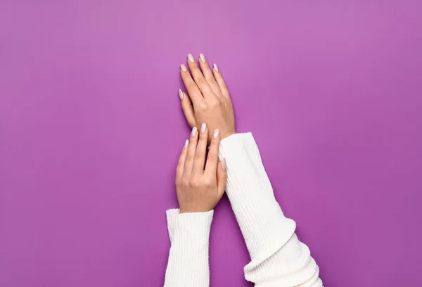 Manos Femeninas Con Hermosa Manicura Sobre Fondo Púrpura — Foto de Stock