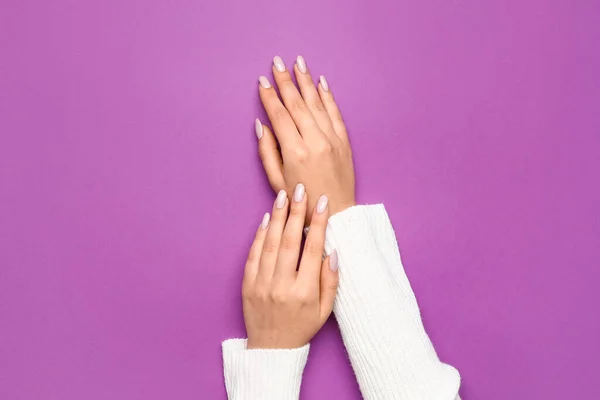 Жіночі Руки Красивим Манікюром Фіолетовому Фоні — стокове фото