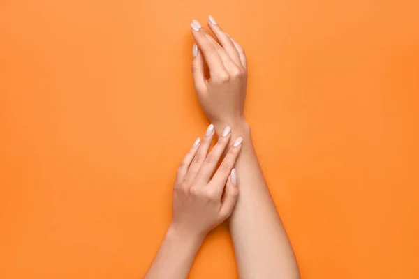 Mujer Con Hermosa Manicura Sobre Fondo Naranja Primer Plano — Foto de Stock