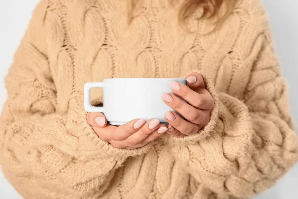 Vrouw Warme Gebreide Trui Met Stijlvolle Manicure Kopje Koffie Close — Stockfoto