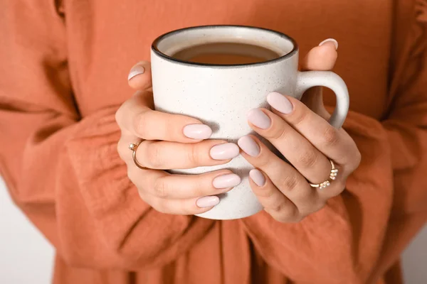 Mulher Com Manicure Moda Jóias Elegantes Segurando Xícara Café Close — Fotografia de Stock