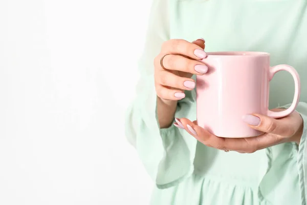 Vrouw Met Trendy Manicure Sieraden Holding Cup Lichte Achtergrond Close — Stockfoto