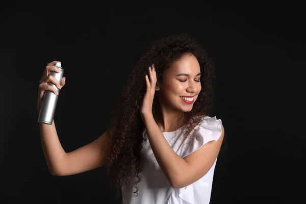 Mooie Jonge Afro Amerikaanse Vrouw Met Haar Spray Zwarte Achtergrond — Stockfoto