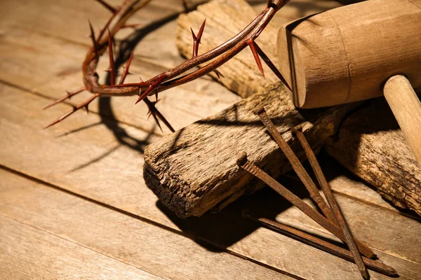 木製の十字架 マレットと木の背景に爪を持つとげの冠 — ストック写真