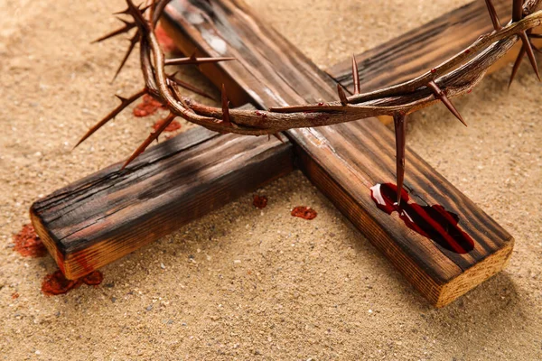 木の十字架と血が砂の上に落ちるとげの冠 — ストック写真