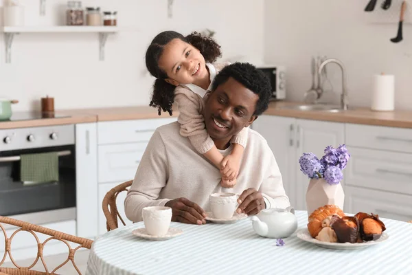 Feliz Hombre Afroamericano Pequeña Hija Cocina —  Fotos de Stock