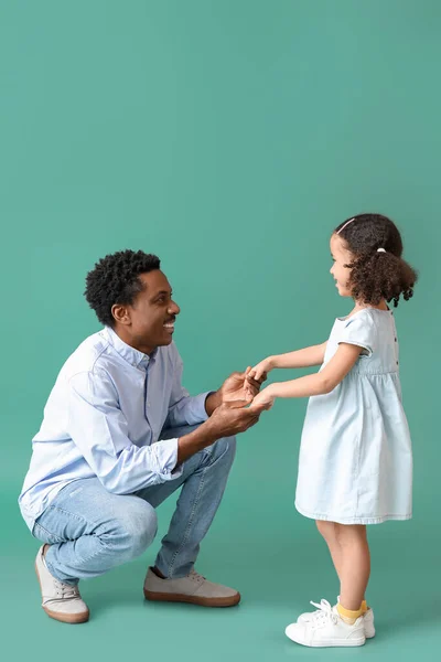 Portrait Little African American Girl Her Father Green Background — Stock Photo, Image