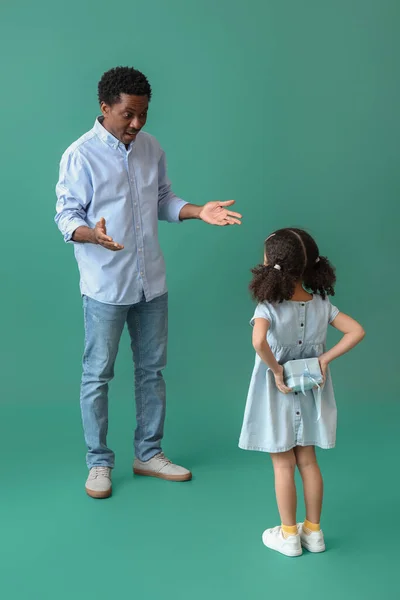 Little African American Girl Greeting Her Dad Father Day Green — Stock Photo, Image