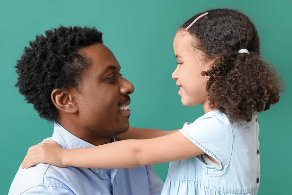 Porträtt Lilla Afroamerikanska Flicka Och Hennes Far Grön Bakgrund — Stockfoto