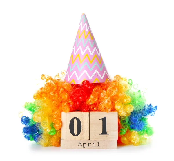 Kalender Mit Datum Des Aprilscherzes Bunte Perücke Und Partymütze Auf — Stockfoto