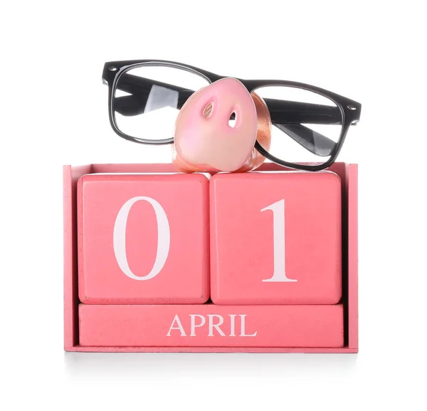 カレンダー4月の愚か者の日と白い背景に面白い眼鏡 — ストック写真