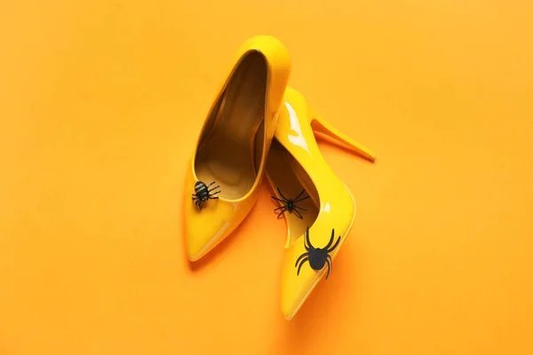 Chaussures Féminines Avec Des Araignées Sur Fond Orange Avril Farce — Photo