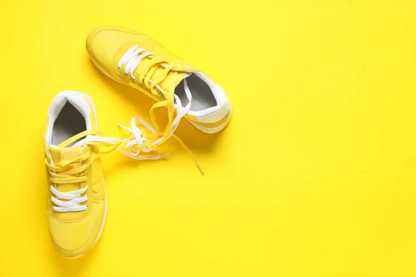 Zapatos Con Cordones Atados Sobre Fondo Amarillo Broma Del Día —  Fotos de Stock