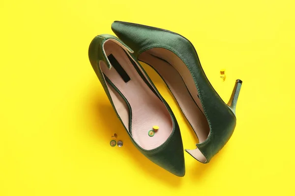 Sapatos Femininos Com Alfinetes Fundo Amarelo Brincadeira Dia Tolo Abril — Fotografia de Stock