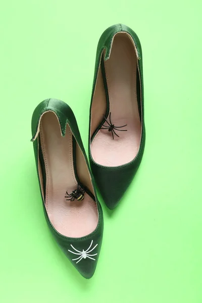 Zapatos Femeninos Con Arañas Sobre Fondo Verde Broma Del Día — Foto de Stock