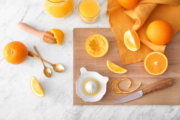 Ceramic Juicer Oranges Light Background — Stock Photo, Image