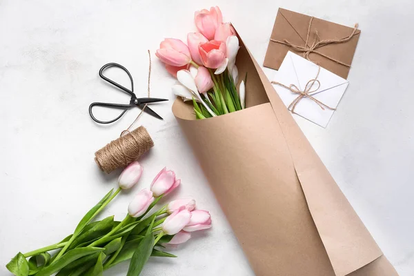 Vackra Våren Blommor Omslagspapper Sax Rep Och Kuvert Ljus Bakgrund — Stockfoto
