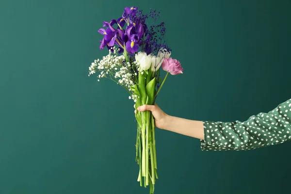 Ręka Bukietem Kwiatów Kolor Tła — Zdjęcie stockowe