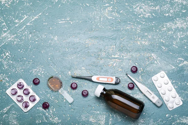 Tabletták Torokfájás Szirup Hőmérő Grunge Háttér — Stock Fotó