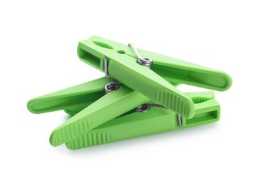 Beyaz arka planda plastik elbise iğneleri