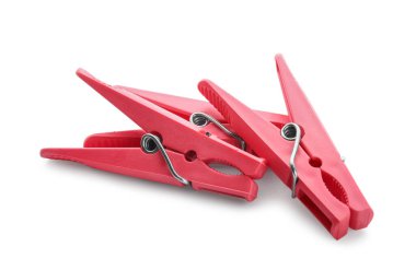 Beyaz arka planda plastik elbise iğneleri