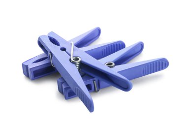 Beyaz arka planda plastik elbise iğneleri