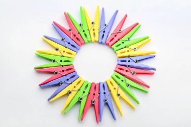 Açık arkaplanda plastik elbise iğnelerinden yapılmış çerçeve