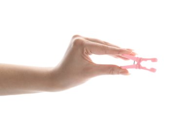 Beyaz arka planda plastik tokalı bir kadın eli.