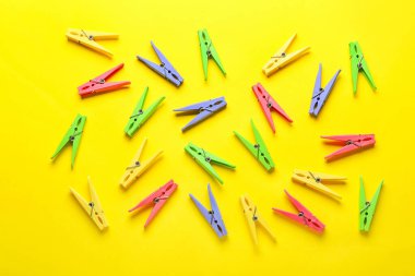 Renk arkaplanındaki plastik elbise iğneleri