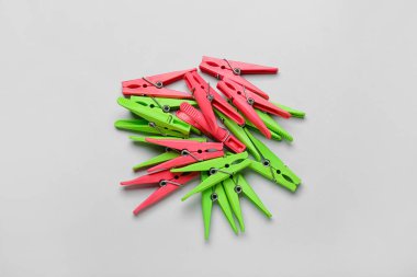 Gri arkaplanda plastik elbise iğneleri