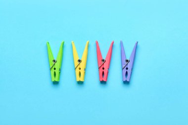 Renk arkaplanındaki plastik elbise iğneleri