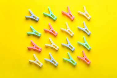 Renk arkaplanındaki plastik elbise iğneleri