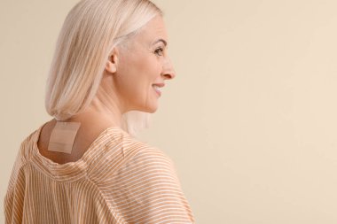 Renkli nikotin bandı takmış olgun bir kadın. Sigara içmeyi bırakma