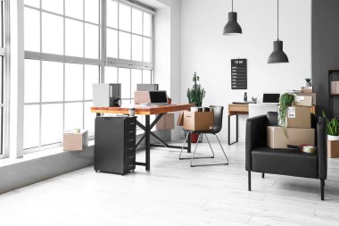 Taşındığı gün ofis içi mobilya ve eşyalarla dolu karton kutular.