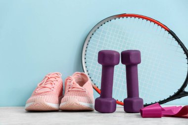 Mavi arka planda şık spor ekipmanları