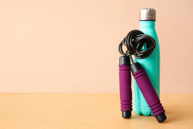 Renk arkaplanında şişe ve ip atlama