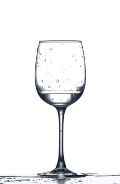 Beyaz arka plan üzerinde temiz su