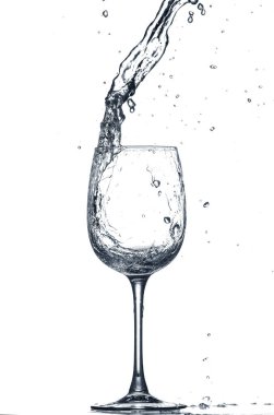 Beyaz arka planda su sıçramış bir bardak temiz su.