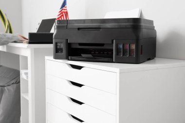 Hafif ofisteki çekmeceler üzerine modern yazıcı