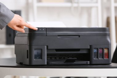 İş kadını ışık ofisinde fotokopi makinesi kullanıyor, yakın plan.