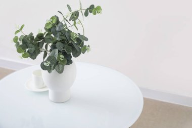 Aydınlık odasının iç tarafında çiçekli modern masa, yakın çekim.