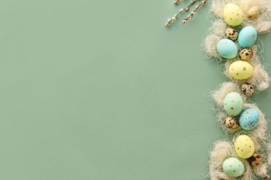 Renkli arka planda boyanmış Paskalya yumurtaları ile kompozisyon