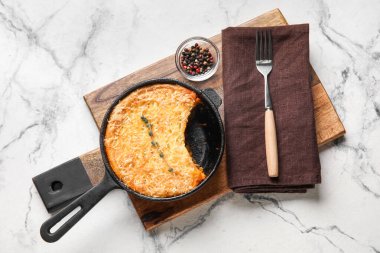 Beyaz mermer arka planda lezzetli Shepherd 'ın turtasıyla kızartma tavası