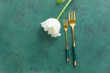 Yeşil zemin üzerinde lale olan çatallar