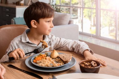 Müslüman küçük çocuk kahvaltı yapıyor. Kurban Bayramı 'nın kutlaması
