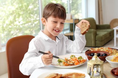 Müslüman küçük çocuk kahvaltı yapıyor. Kurban Bayramı 'nın kutlaması